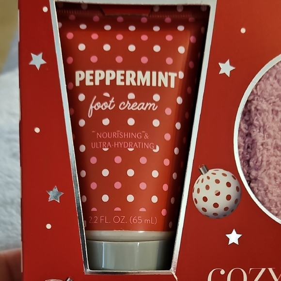 Johnson Parker Deck The Halls Peppermint Foot Cream Purple/Pink Plush Sock Set - Picture 5 of 8